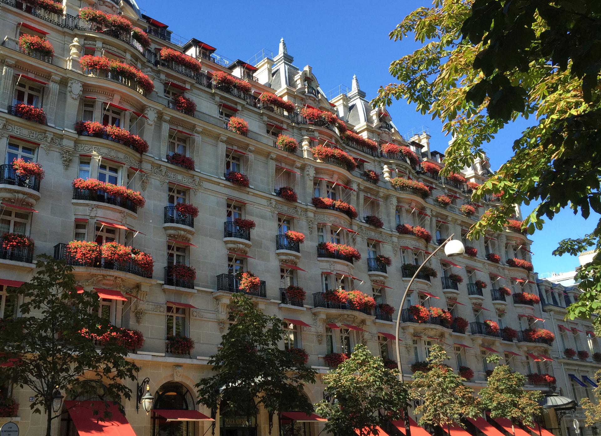 Vue panoramique de la façade du Plaza Athénée à Paris